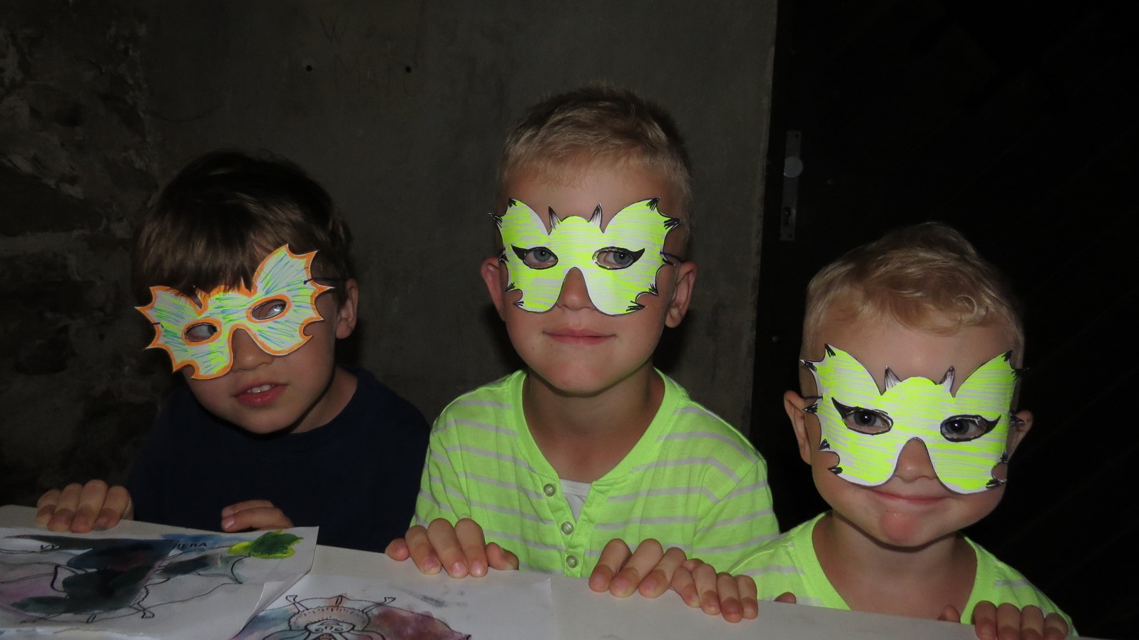 V rámci tvorivej dielne si deti vyrábali masku netopiera.