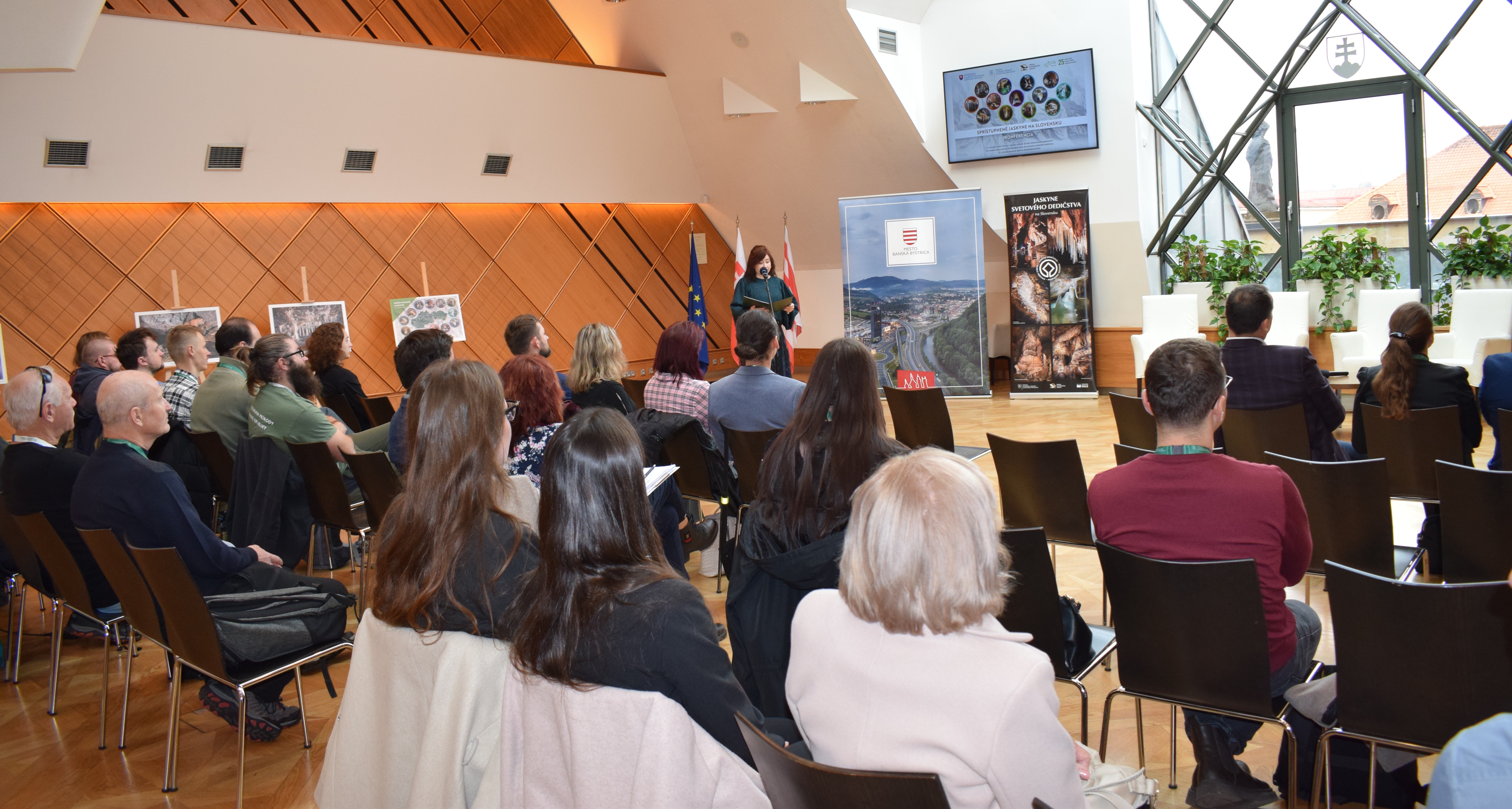 Účastníci konferencie „Sprístupnené jaskyne na Slovensku“ počas úvodného vystúpenia v Cikkerovej sieni Radnice mesta Banská Bystrica.