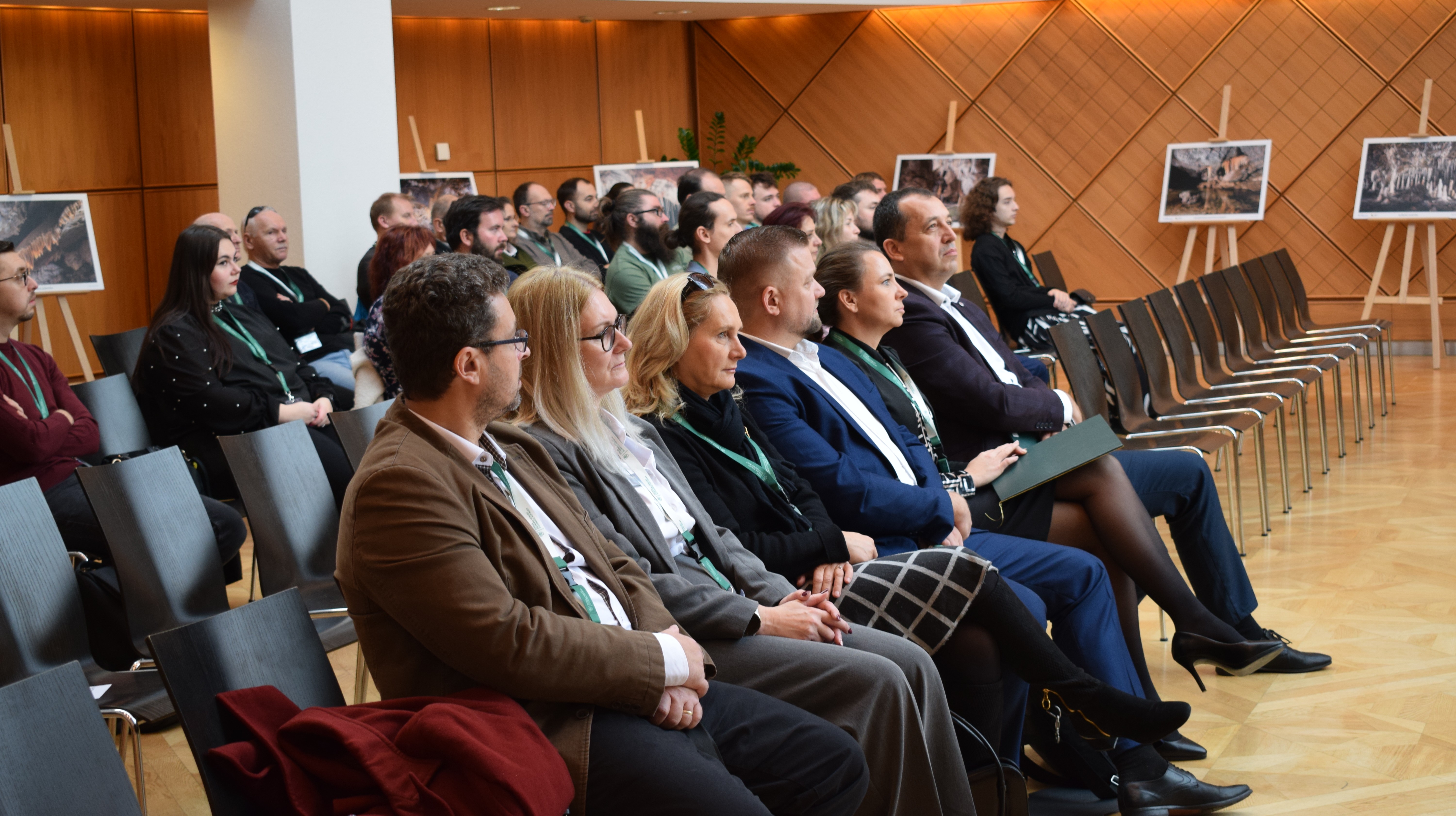 Účastníci konferencie „Sprístupnené jaskyne na Slovensku“ počas úvodného vystúpenia v Cikkerovej sieni Radnice mesta Banská Bystrica.