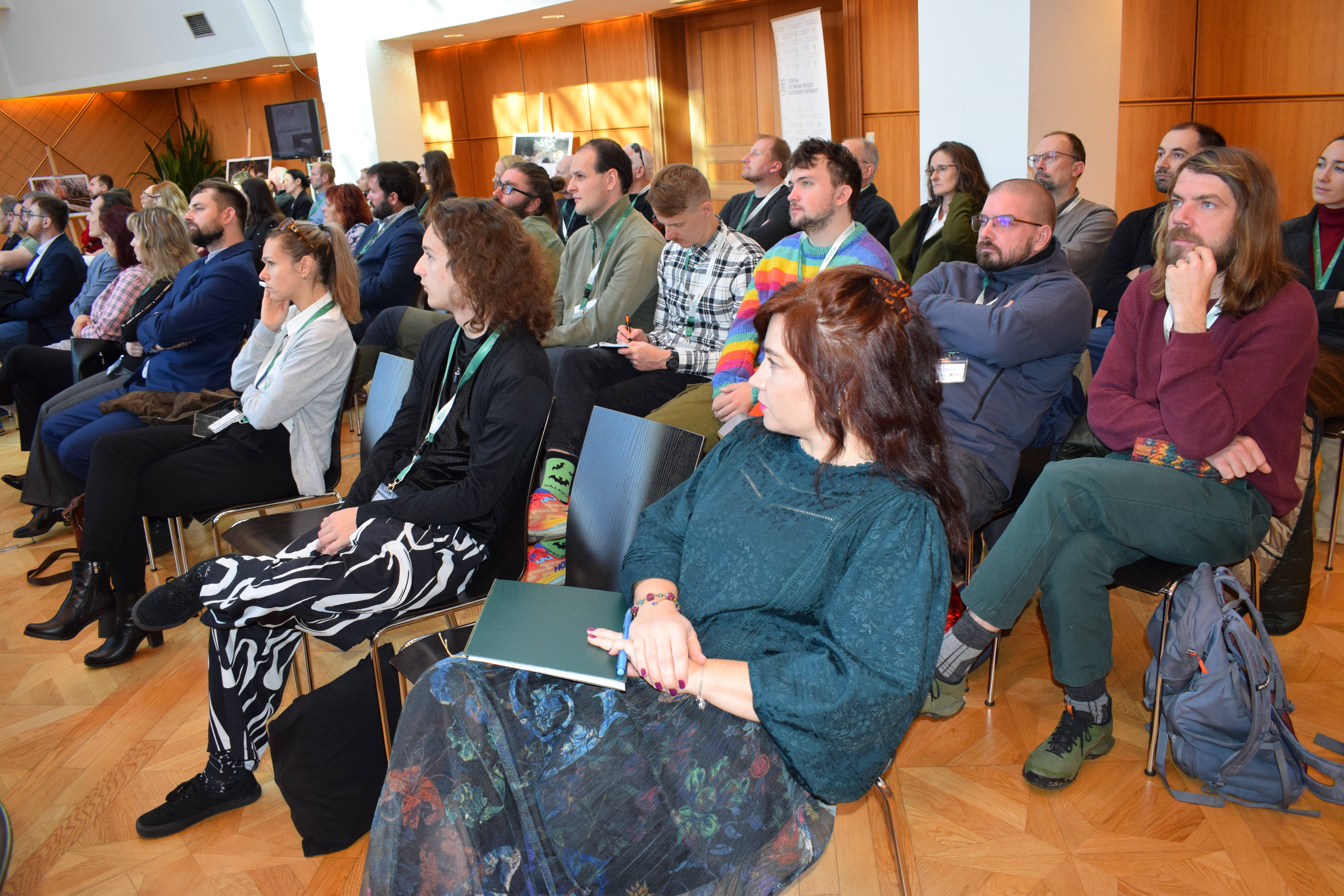 Účastníci konferencie sledujú prezentácie a zapisujú si poznámky počas odborného bloku.