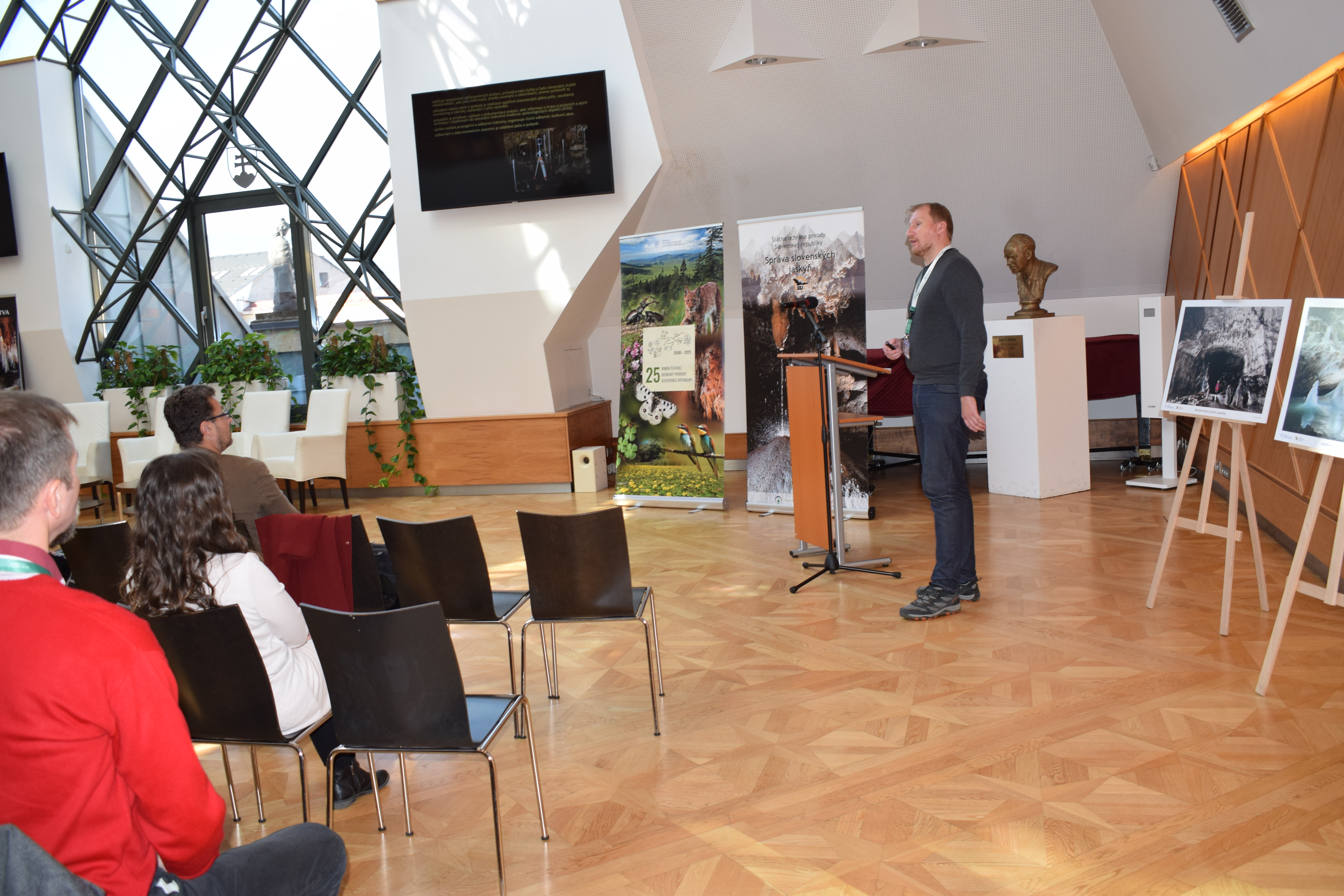 Zahraničným hosťom konferencie bol zástupca Správy jeskyní České republiky, ktorý vo svojom príspevku predstavil činnosť, prevádzku a ochranu sprístupnených jaskýň v Českej republike.