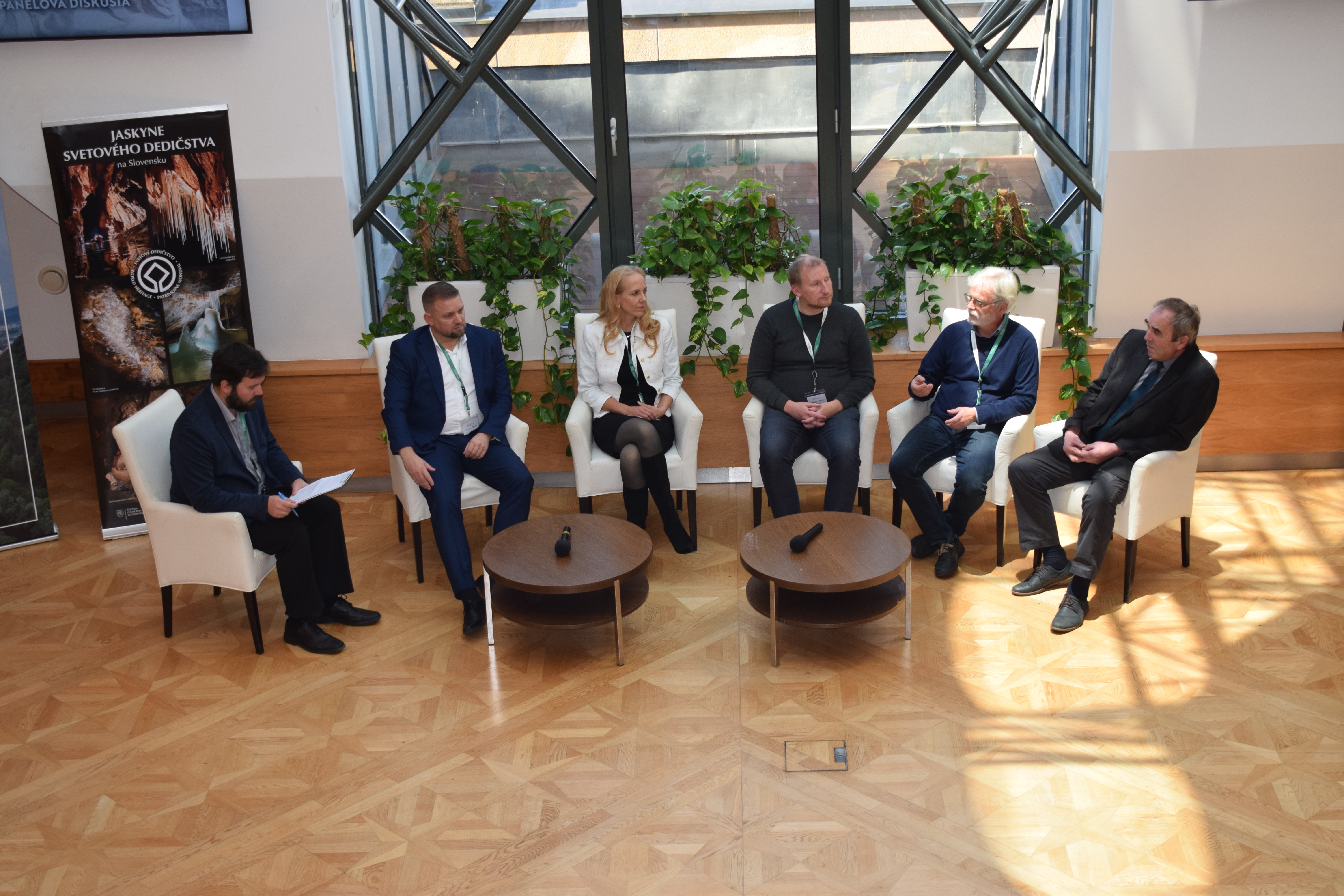 Panelová diskusia odborníkov o výzvach sprístupňovania jaskýň na Slovensku.