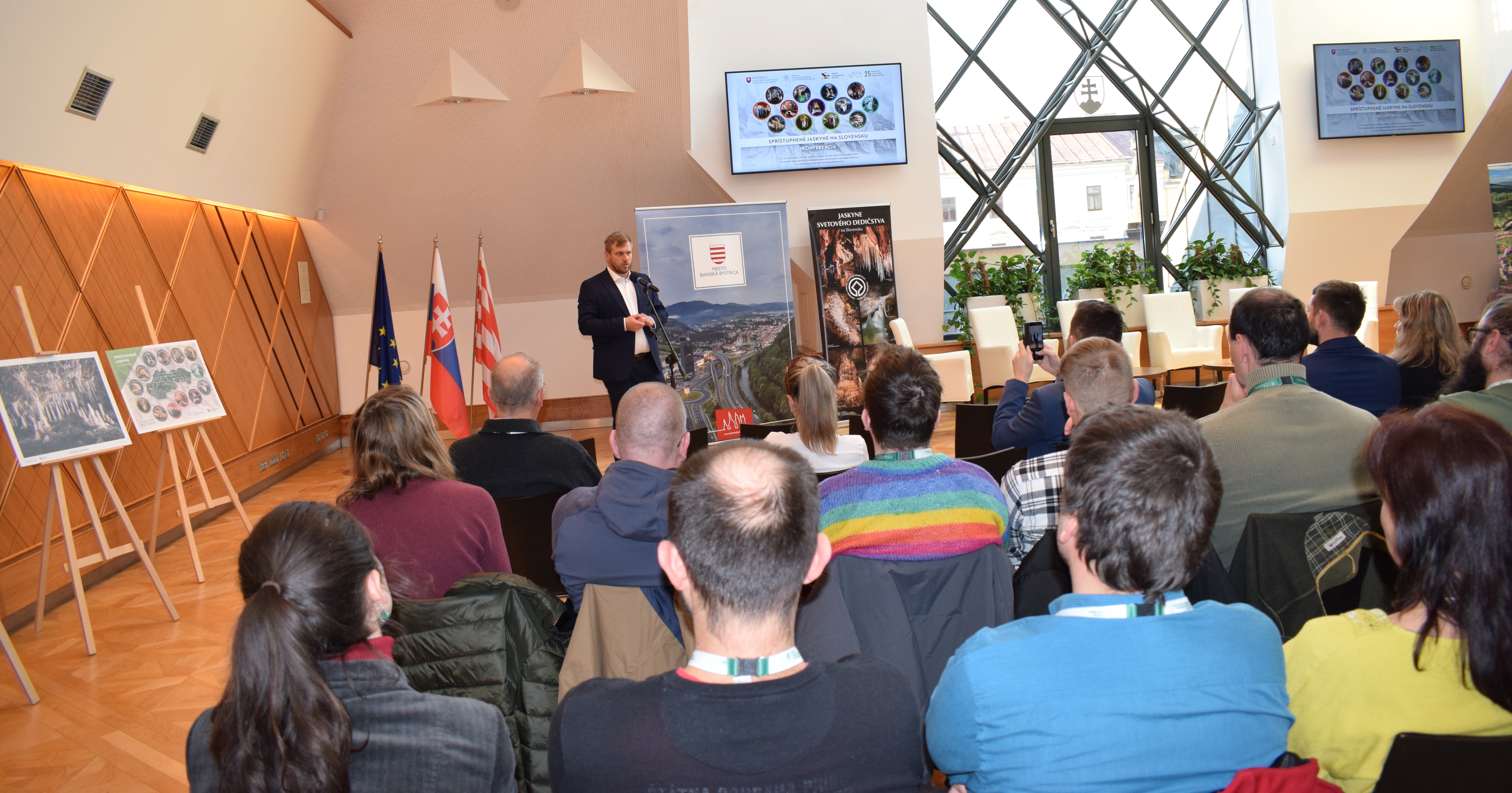 Filip Kuffa, zástupca Ministerstva životného prostredia SR, počas záverečného bloku konferencie „Sprístupnené jaskyne na Slovensku“ v Cikkerovej sieni Radnice mesta Banská Bystrica.