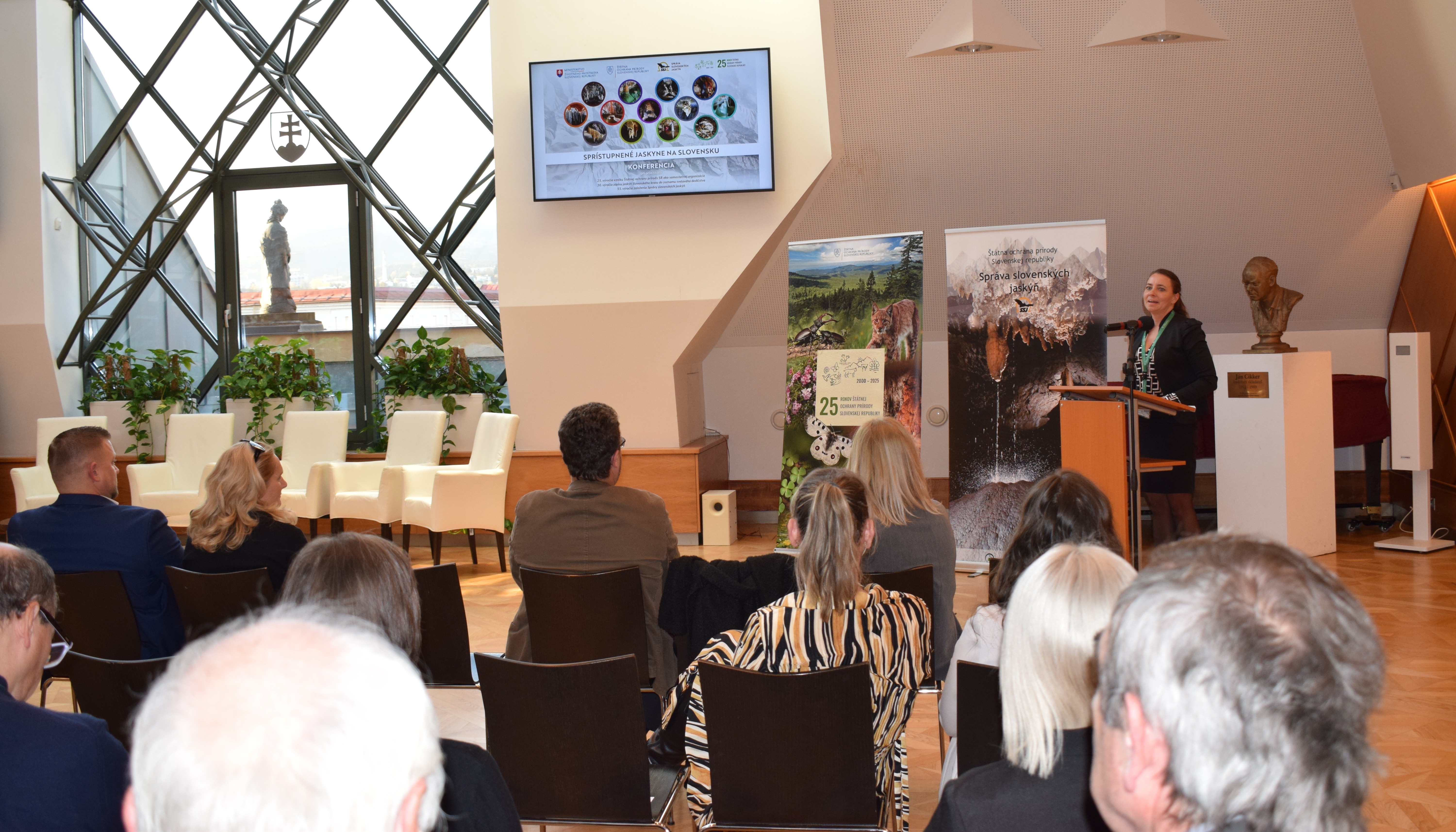 Ing. Andrea Lešová, PhD. poverená riadením sekcie ochrany prírody a krajiny a poverená riadením Správy slovenských jaskýň počas svojho záverečného príhovoru.                   pri rečníckom pulte počas záverečného príhovoru Správy slovenských jaskýň.
