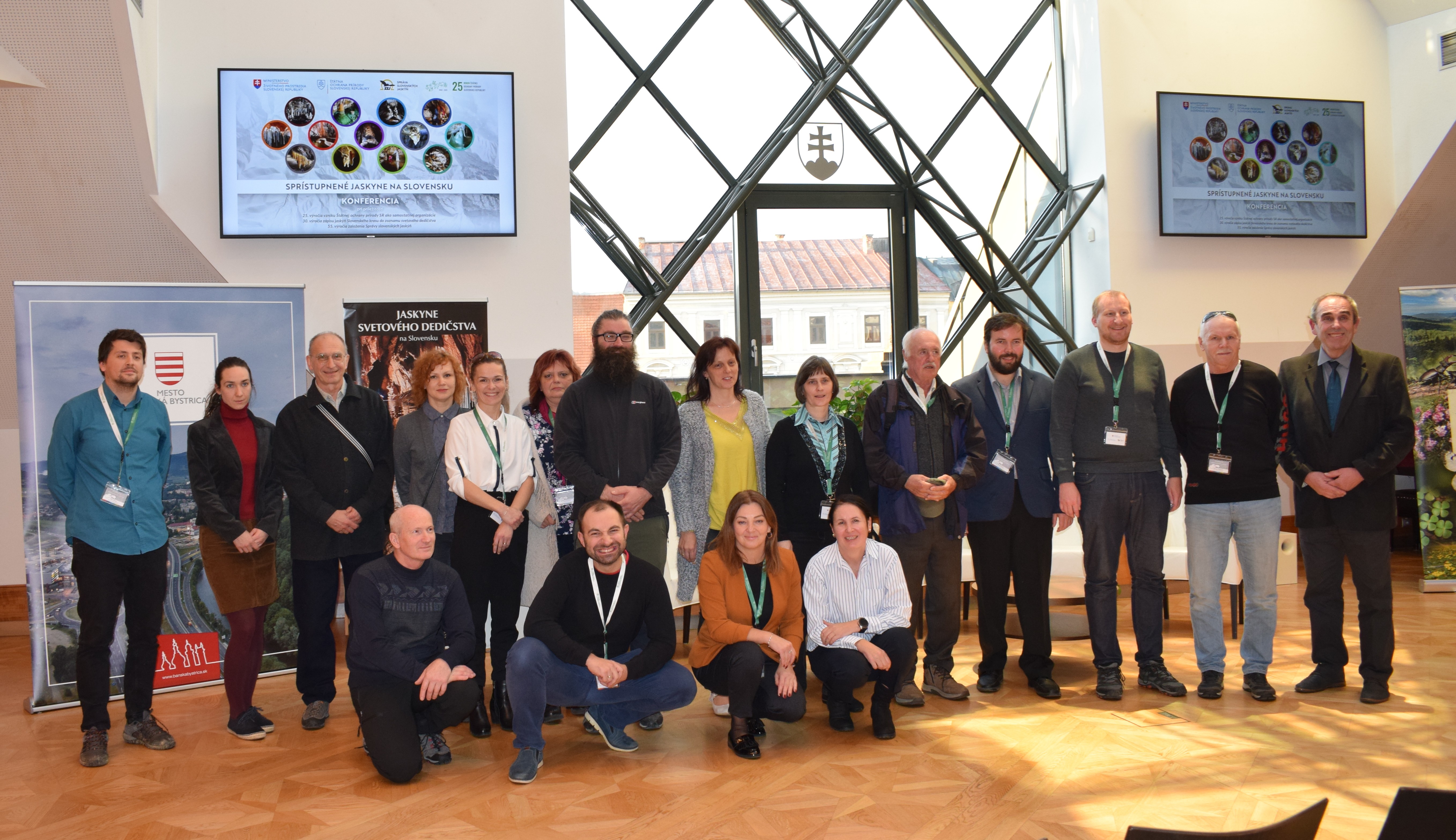Skupinová fotografia kolegov zo Správy slovenských jaskýň po skončení konferencie „Sprístupnené jaskyne na Slovensku“ v Cikkerovej sieni Radnice mesta Banská Bystrica.