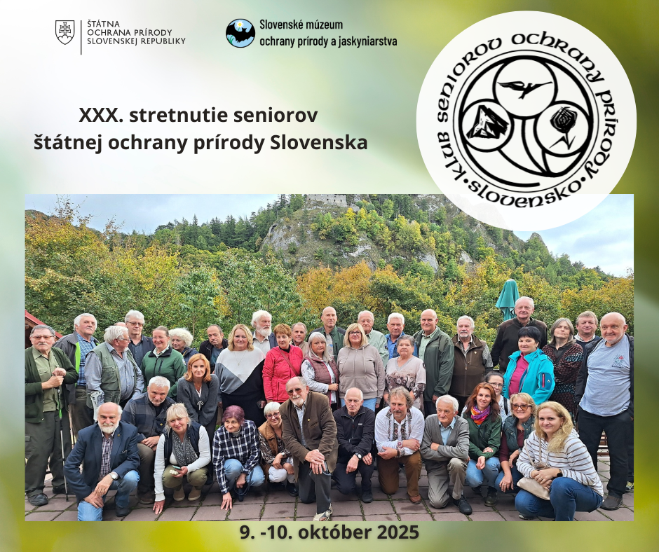 Obrázok predstavuje oficiálny plagát k XXX. stretnutiu seniorov štátnej ochrany prírody Slovenska, ktoré sa konalo 9. až 10. októbra 2025. V hornej časti obrázka sa nachádza bledé pozadie so zeleno-žltým prechodom, na ktorom sú umiestnené logá organizátorov a názov podujatia. V ľavom hornom rohu je logo Štátnej ochrany prírody Slovenskej republiky, zobrazené ako čierny štít s trojvrším a dvojkrížom, vedľa ktorého je text „ŠTÁTNA OCHRANA PRÍRODY SLOVENSKEJ REPUBLIKY“. V strede hornej časti sa nachádza logo Slovenského múzea ochrany prírody a jaskyniarstva – okrúhly znak so zemeguľou, symbolom jaskyne a netopierom – a text „Slovenské múzeum ochrany prírody a jaskyniarstva“.  Vpravo hore je umiestnené logo Klubu seniorov ochrany prírody Slovensko, kruhový znak s čiernym textom po obvode a tromi vnútornými symbolmi: lietajúcim vtákom, skalnou štruktúrou a rastlinou. Pod logami sa nachádza názov podujatia veľkým čiernym písmom: „XXX. stretnutie seniorov štátnej ochrany Slovenska“. V spodnej časti plagátu je veľká fotografia skupiny účastníkov. Na fotografii je veľká skupina ľudí, približne štyridsať mužov a žien rôzneho veku, väčšinou staršej generácie. Sú zoradení v niekoľkých radoch — prední sedia alebo kľačia, ďalší stoja za nimi. Všetci sa pozerajú smerom k fotoaparátu a väčšina sa usmieva. Ide pravdepodobne o spoločné stretnutie, zraz alebo výročie nejakej organizácie, pretože viacerí ľudia majú oblečenie v prírodných farbách – zelené, hnedé, sivé bundy, vesty a košele, čo pripomína oblečenie poľovníkov, ochranárov alebo turistov. V popredí vpravo kľačí niekoľko žien, z ktorých jedna má svetlý pruhovaný sveter, ďalšia má zelenú bundu a fialovú šatku. V ľavej časti predného radu je muž s bielymi vlasmi a bradou, oblečený v tmavomodrom saku a džínsach. Po jeho boku sú ďalší ľudia v outdoorovom oblečení – flanelové košele, vesty, mikiny. V zadných radoch stojí viacero mužov s bielymi alebo šedivými vlasmi, niektorí s bradami. Viaceré ženy majú svetlé vlasy a usmievajú sa. Uprostred skupiny stojí žena v bielo-sivej mikine s blond vlasmi. Ďalšia žena v červenej bunde sa nachádza o niečo viac vľavo od stredu. Niektorí účastníci majú ruky vo vreckách, iní majú prekrížené ruky alebo sa jemne opierajú o kolegov vedľa seba. Pozadie fotografie tvorí nádherná jesenná krajina – za skupinou sa rozprestiera hustý zmiešaný les so stromami, ktoré majú zelené, žlté a oranžové odtiene listov. Na vyvýšenine v diaľke, uprostred horného okraja snímky, sa nachádza kamenný hrad alebo zrúcanina hradu postavená na skalnom brale, obklopená lesom. Nad hradom je modrošedá obloha s niekoľkými oblakmi, čo naznačuje, že fotografia vznikla počas mierne zamračeného jesenného dňa. Fotografia je zrejme urobená na terase alebo vydláždenom nádvorí, kde skupina stojí, pretože vidno dlaždice a kovové zábradlie na ľavej strane. Celková atmosféra pôsobí priateľsky a uvoľnene – ľudia sa zdajú byť spokojní, akoby si užívali spoločné stretnutie v prírode. Pod fotografiou, v dolnej časti grafiky, je čiernym písmom uvedený dátum podujatia: „9. – 10. október 2025“. Celkovo obrázok pôsobí slávnostne a dôstojne – spája vizuálne prvky ochrany prírody, histórie a ľudskej spolupatričnosti v jednom harmonickom kompozičnom celku.