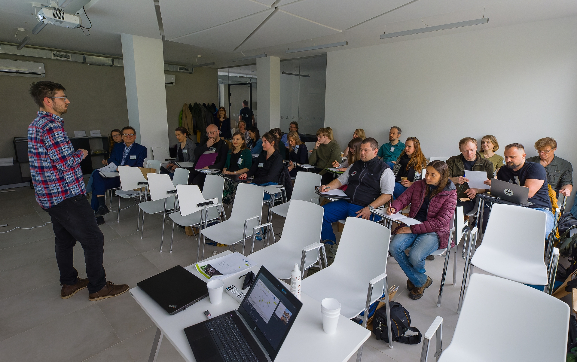 konferencia sala plna ludi
