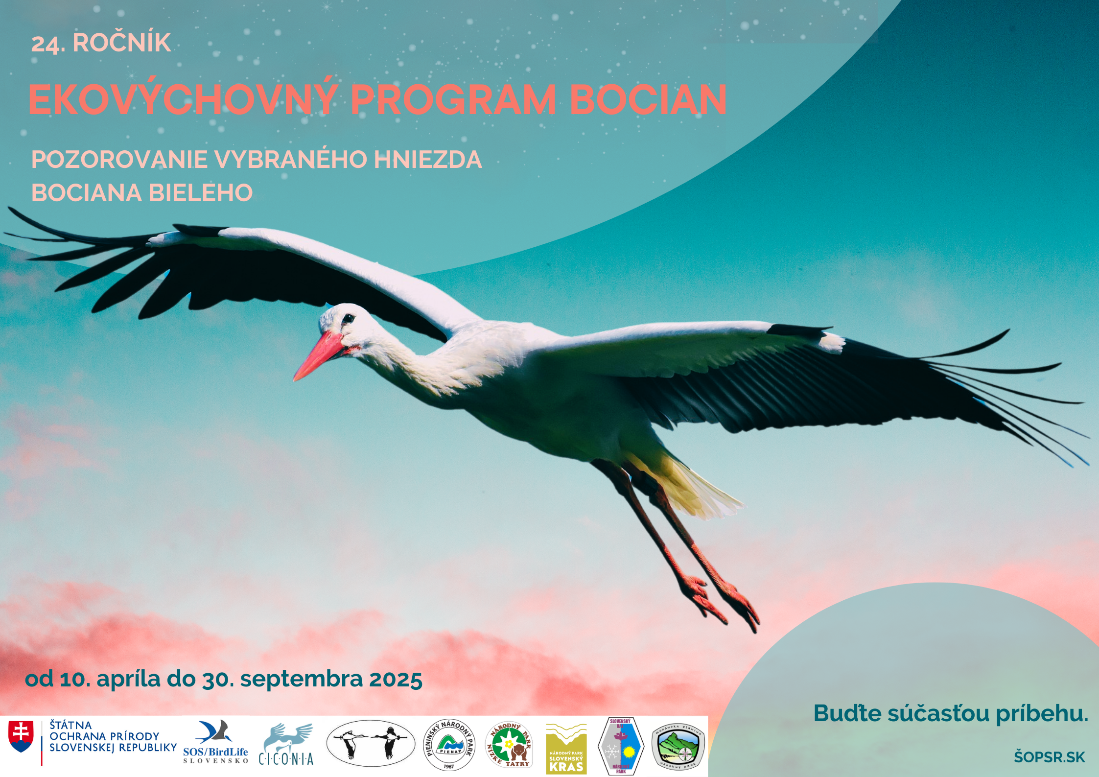 Letiaci bocian biely na pozadí modrej oblohy s ružovým nádychom. Text informuje o 24. ročníku ekovýchovného programu Bocian, ktorý sa koná od 10. apríla do 30. septembra 2025.