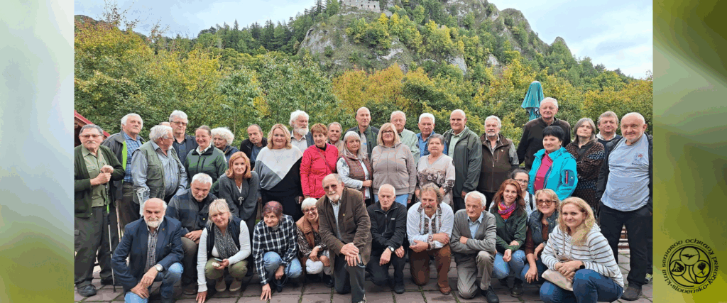 vela seniorov stojacich vedla seba