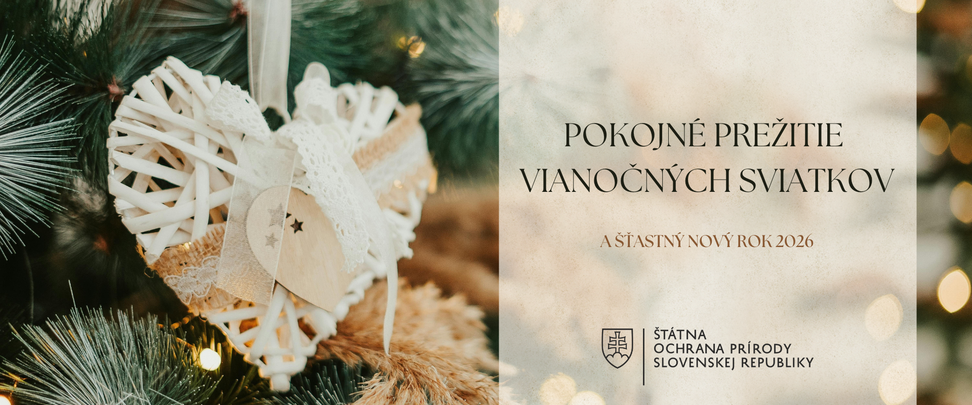 Vianočná dekorácia v tvare bieleho srdca z prútia na vianočnom stromčeku, vedľa text „Pokojné prežitie vianočných sviatkov a šťastný nový rok 2026“ s logom Štátnej ochrany prírody Slovenskej republiky.