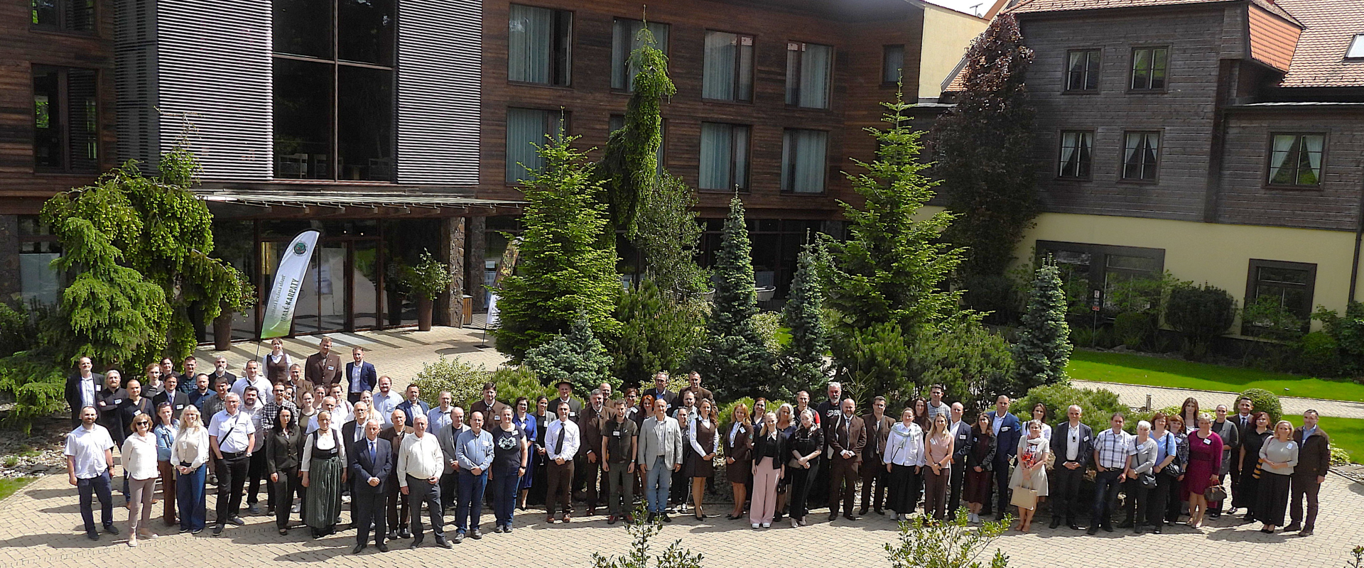 Foto 1: Spoločná fotografia účastníkov konferencie pri príležitosti 50. výročia CHKO Malé Karpaty.