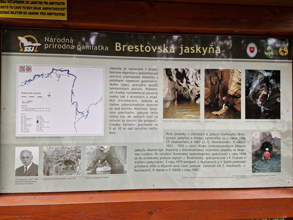 Informačný panel Národnej prírodnej pamiatky Brestovská jaskyňa s mapou jaskyne, fotografiami podzemných priestorov a informáciami o jej geológii a histórii.