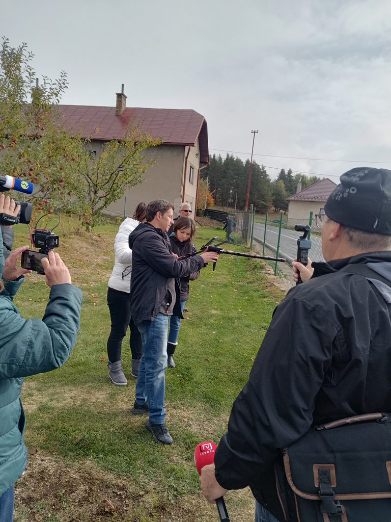 Ukážka práce s anténnym zariadením počas terénneho monitoringu za účasti médií.